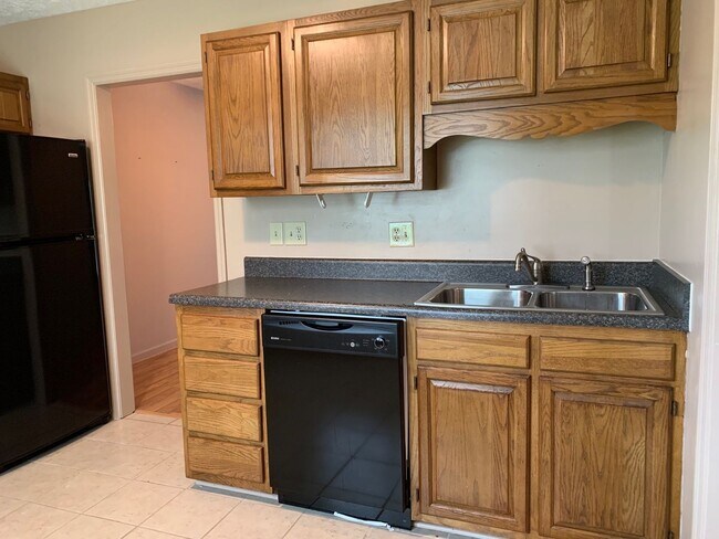 Building Photo - 3 Bedroom 2.5 Bath Townhouse
