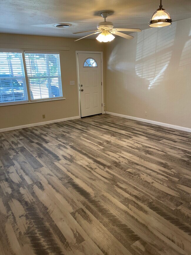 Sala de estar - 819 E Lindsey St