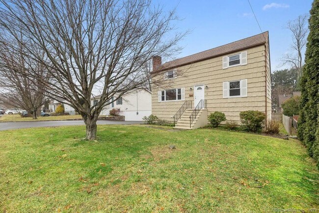 Building Photo - 15 Barholm Ave