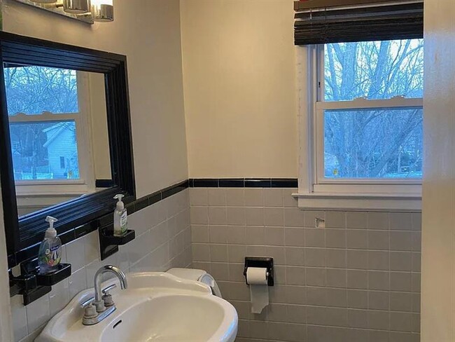 Building Photo - Smart two bed 2 bath