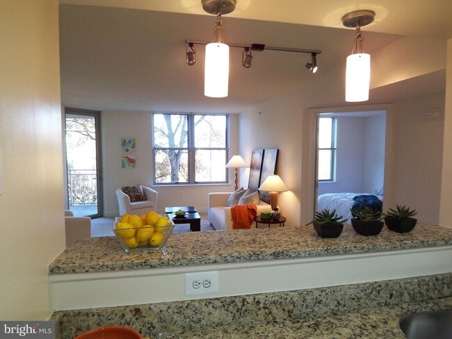 Foto del edificio - 11800 Sunset Hills Rd