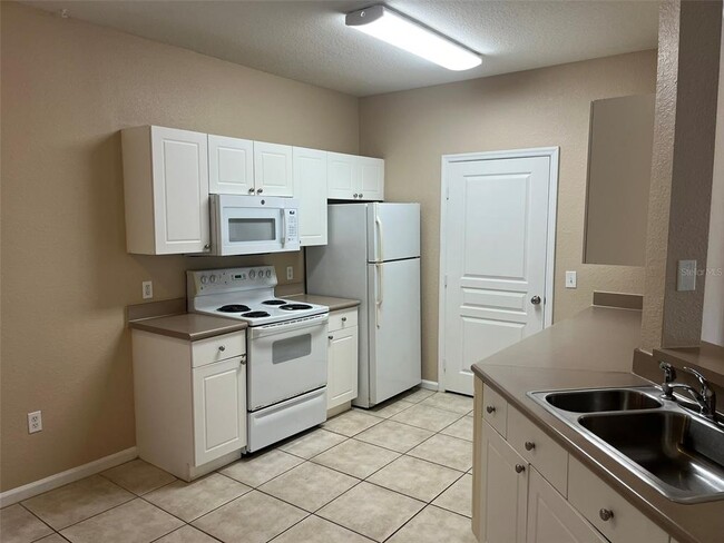 Building Photo - 9301 Crescent Loop Cir