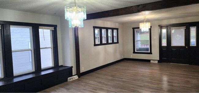 Foto del edificio - 144 S Main St