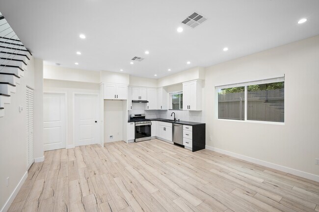 Foto del edificio - 15238 Leadwell St