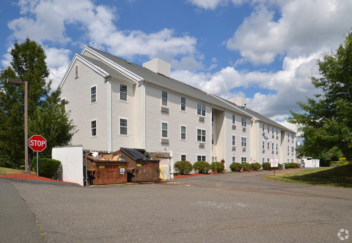 Lodge at Cold Spring Apartments in Rocky Hill, CT