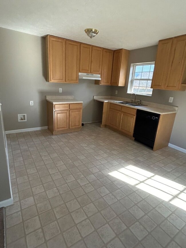 Building Photo - Available 10/01/2025 3 Bedroom 2 bathroom ...