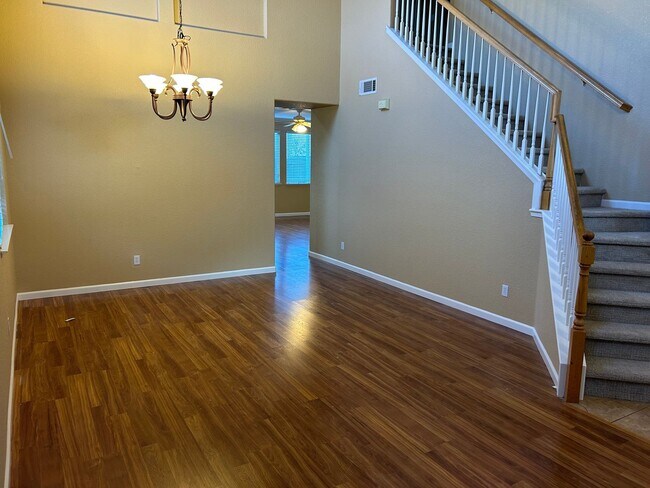 Foto del edificio - Beautiful 4 Bedroom, 2.5 Bath Oakley Home ...