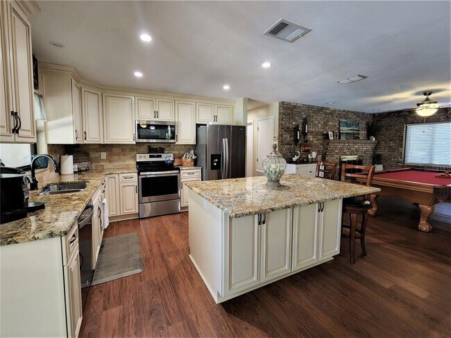 Foto del edificio - 3104 Clovewood Pl