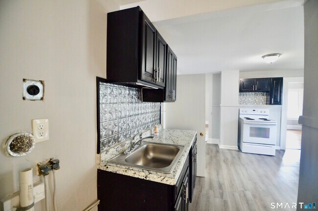Foto del edificio - 2310 Barnum Ave