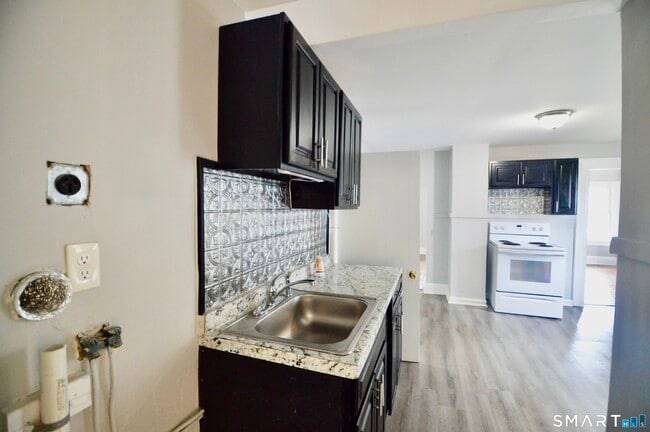 Building Photo - 2310 Barnum Ave