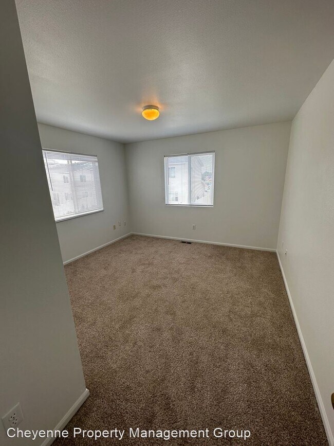 Building Photo - 3 br, 2.5 bath House - 543 W. 3rd St.