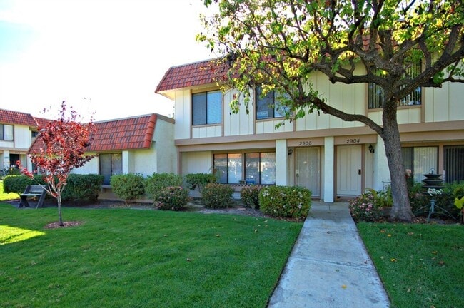 Building Photo - Beautiful 4BR/2.5BA Condo in Tanglewood!!!