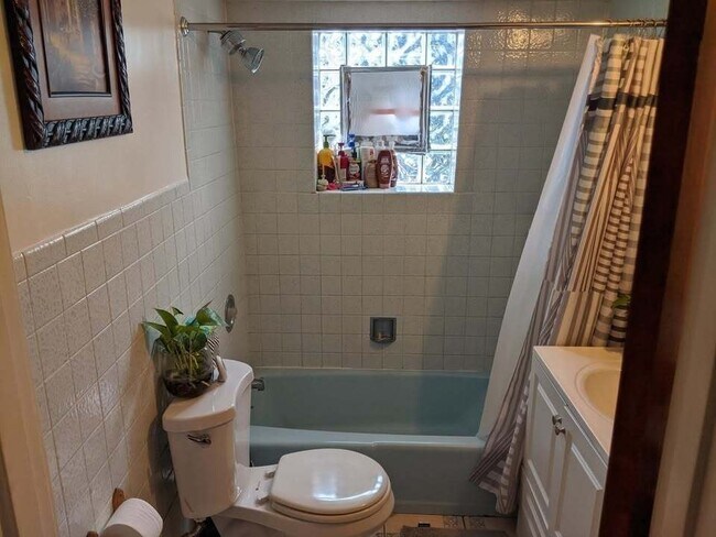 Foto del edificio - 2131 N Lorel Ave