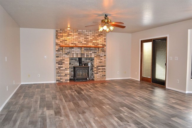 Building Photo - Hooper 3 Bedroom 2 Bathroom Ranch Home!