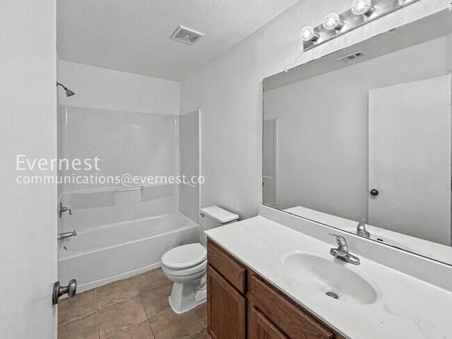 Foto del edificio - Charming 4-Bedroom Haven with Fireplace and Serene Outdoor Living / Pet-Friendly / Available Now!