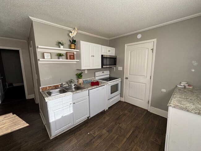 Building Photo - Coming Soon! 3 bedroom 1 bathroom house !