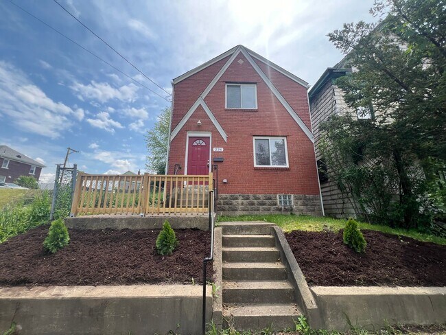 Foto del edificio - Updated 2BR house with off street parking!