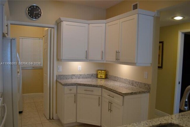 Foto del edificio - 18100 N Bay Rd