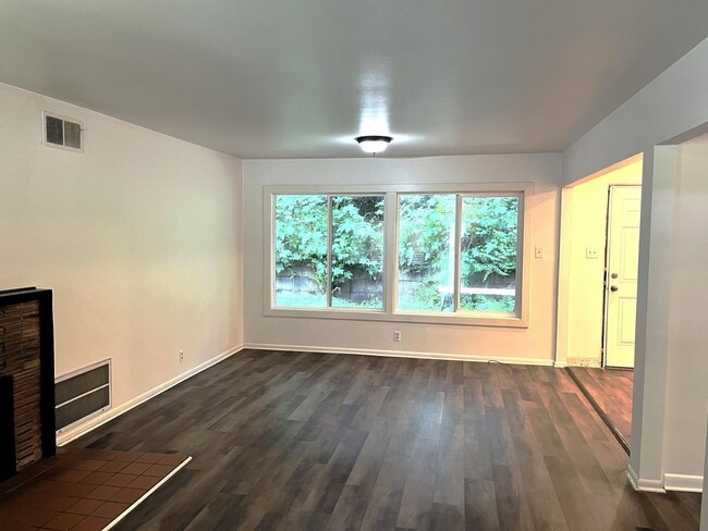 Foto del edificio - Enjoy Modern Living in this Upgraded home in a wooded area!