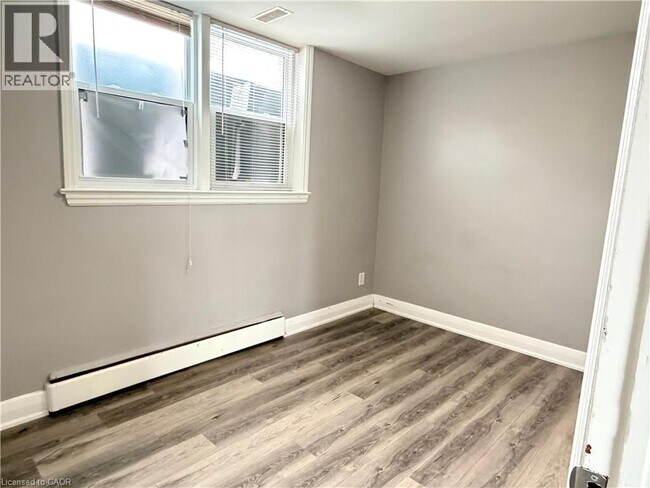 Photo du bâtiment - 318 Dolph St S