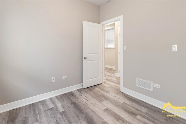 Building Photo - 6337 S Ellis Ave