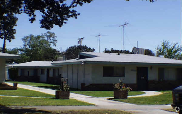 Foto del edificio - 8321-8335 Bennett Ave