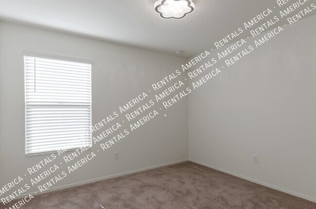 Foto del edificio - NEW CONSTRUCTION and Great location!