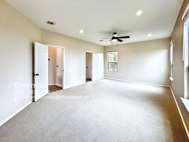 Foto del edificio - Beautiful 3-Bedroom Home with Fenced Yard ...