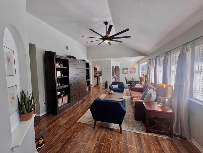 Foto del edificio - 1410 Moss Creek Dr