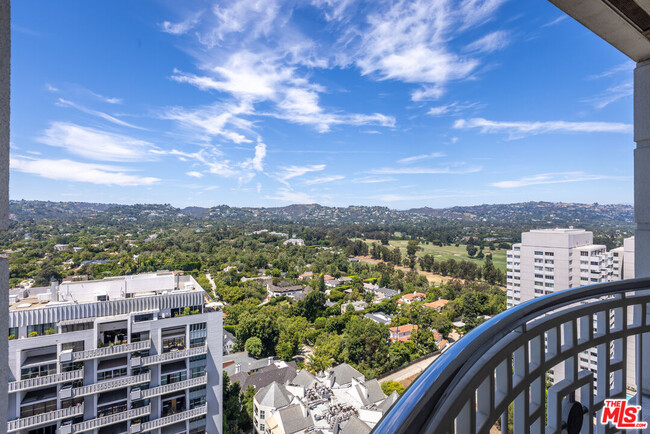Building Photo - 10380 Wilshire Blvd