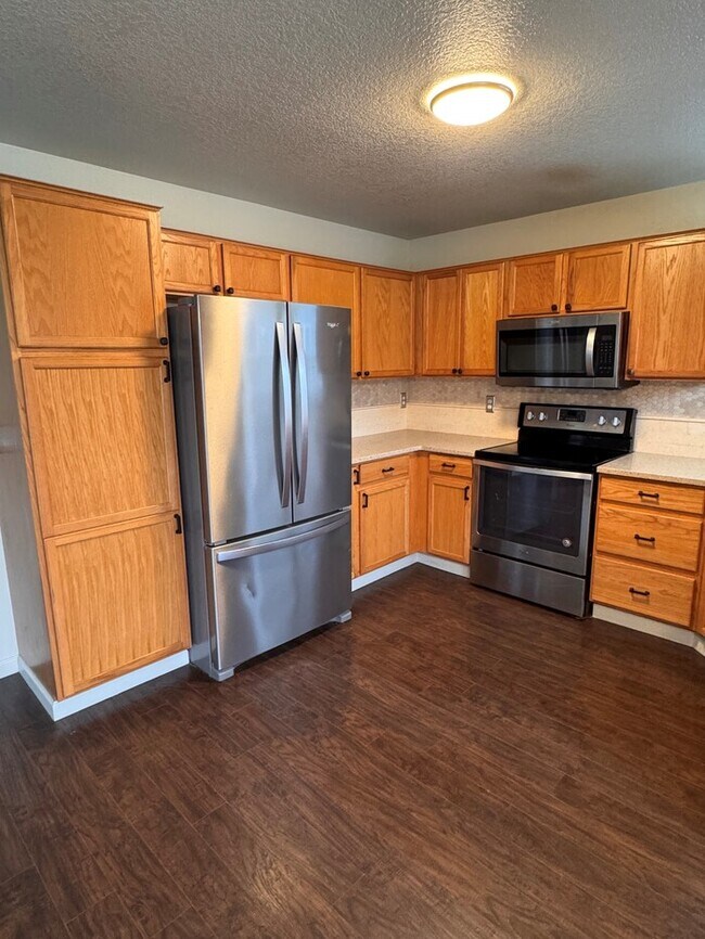Foto del edificio - Beautiful Home with Hardwood Floors, Open ...