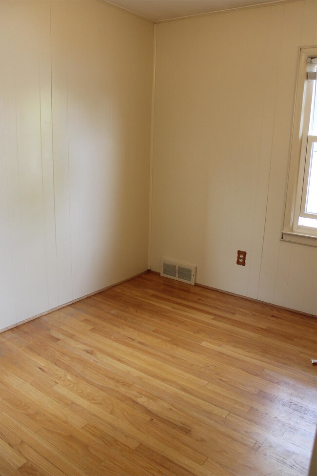 Building Photo - 623 9th St