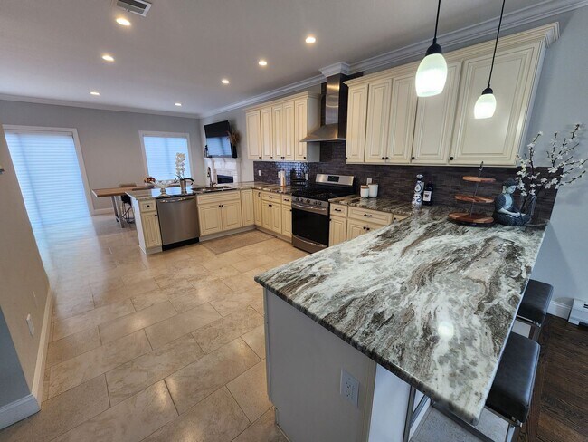 Building Photo - Luxury townhouse on quiet street in Cliffs...