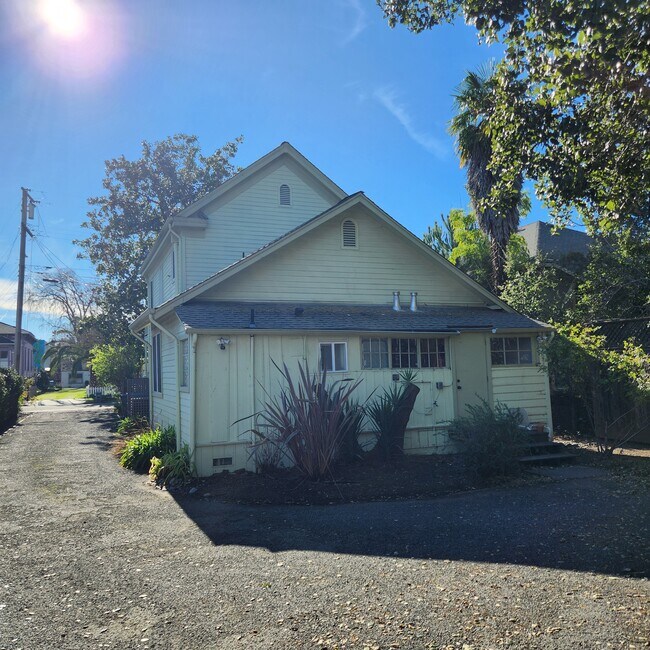 Building Photo - 923 Cherry St
