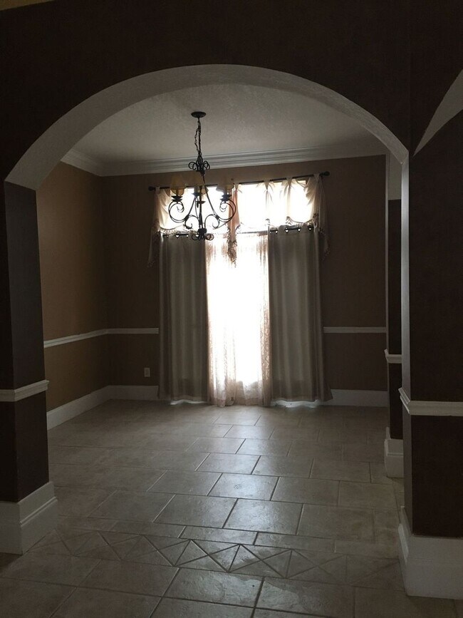 Foto del edificio - Beautiful, Custom-Built Home in Established & Coveted MOWAT HIGHLANDS!