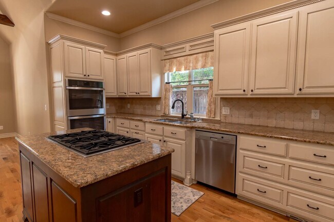 Foto del edificio - Rare lease opportunity in the exclusive ga...