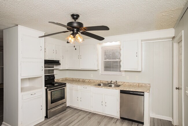 Foto del edificio - 1744 Woodford Rd