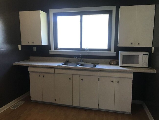 Building Photo - 2 bedroom 1 bath