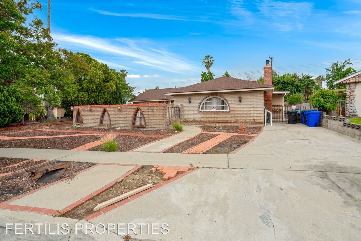 Primary Photo - 4 br, 2 bath House - 735 Elm Way