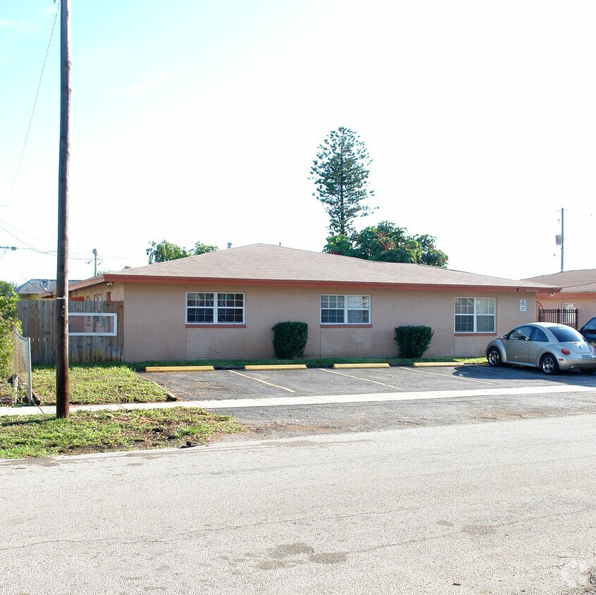 Building Photo - 5209 NW 18th Ct