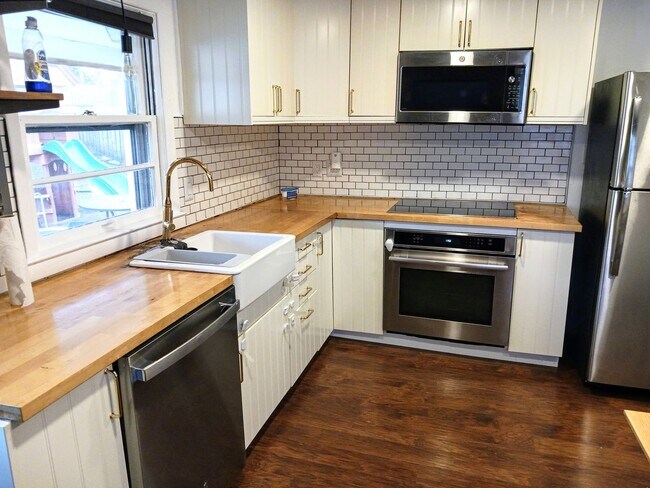 Foto del edificio - ****Providence/North Providence Line - Single Family - $3,095****