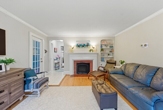 Building Photo - 6233 Rolfe Ave