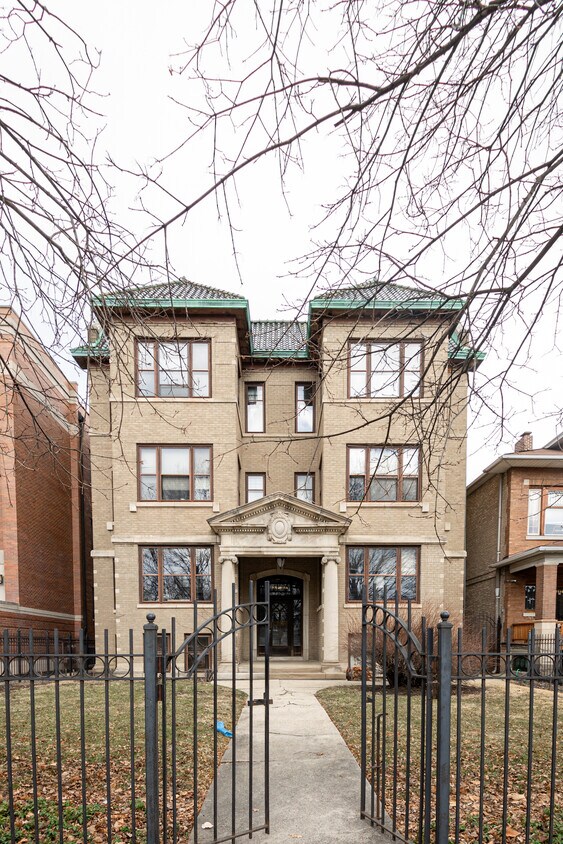 2546 - 2546 W Logan Blvd