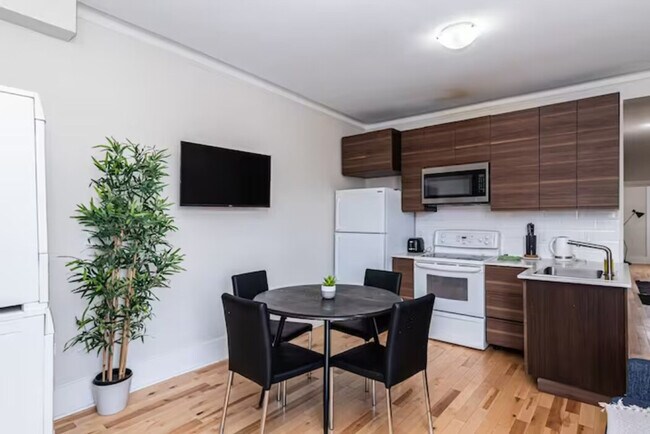 Building Photo - 967 Rue Sainte-Marguerite