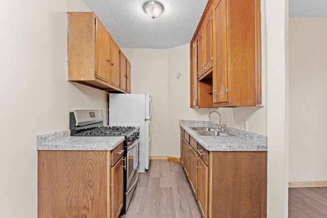 Building Photo - Updated 1-Bath 1-Bed Unit - Available Now!