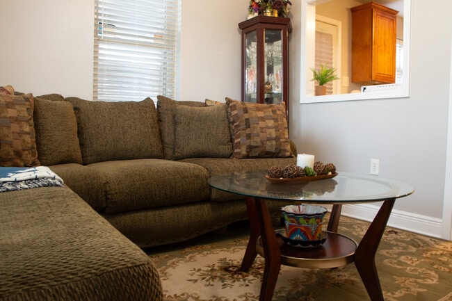 Livingroom - 5119 Baccich St