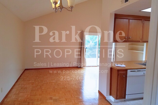 Foto del edificio - Beautiful 4-Bedroom Single Family Home wit...