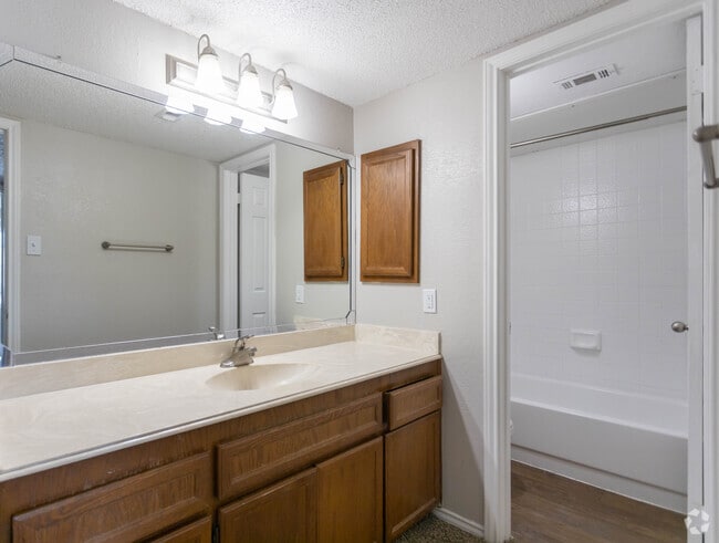 3BR 2BA - 1,390 - Signature Place