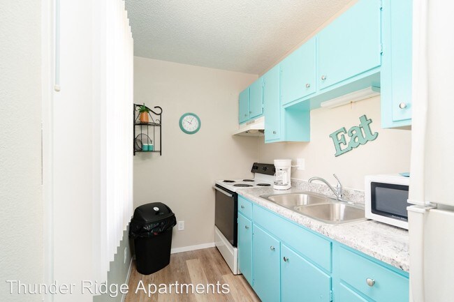 Foto del edificio - 1 br, 1 bath Apartment - 2405 Crescent Drive