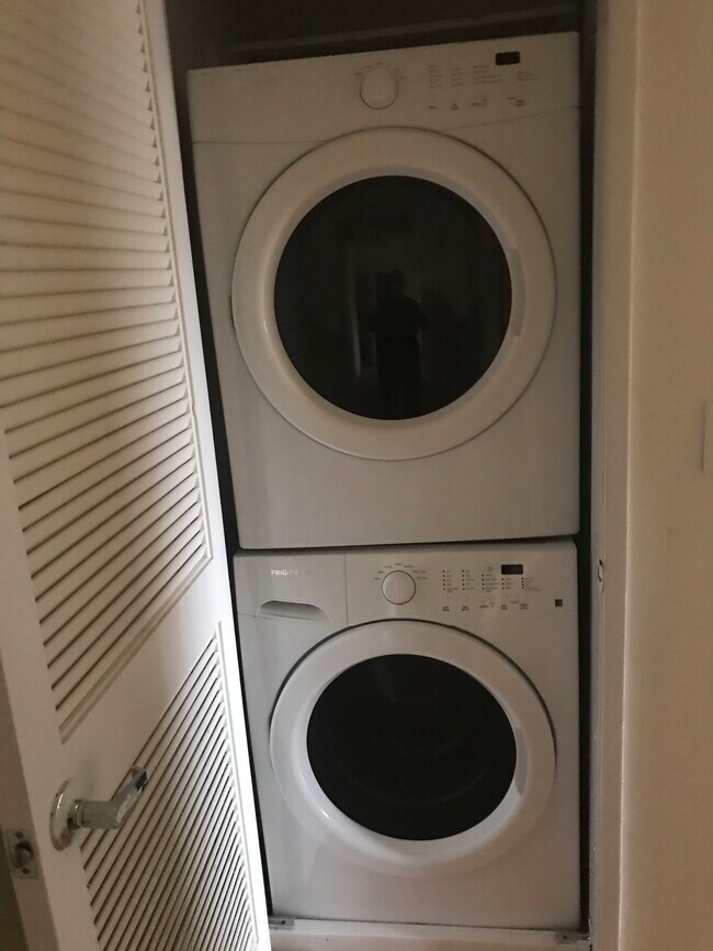 Washer/Dryer - 11035 Moorpark St